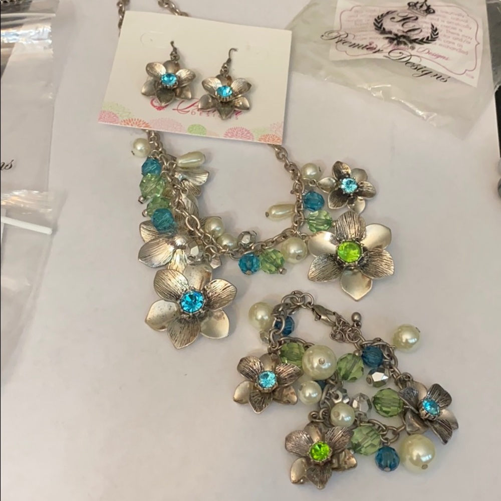 Silver flower pearl rhinestone set